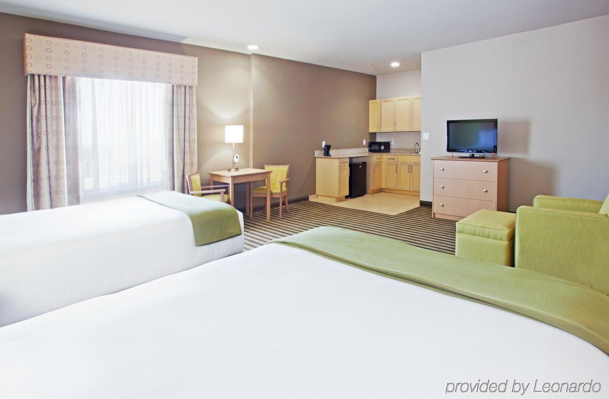 Holiday Inn Express Hotel&Suites Alvarado, an IHG Hotel Habitación foto